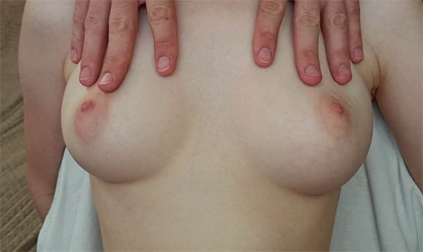 Erotische borstenmassage met olie voor soepel glijden als huidverzorging