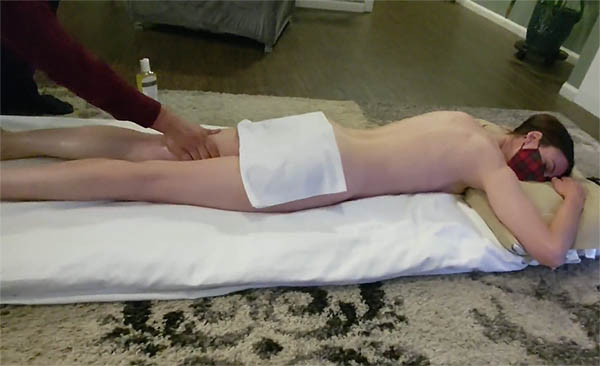 Matrasje op vloertapijt voor ontvangen van erotische massage met fijne olie, afspraak via bivrienden.com