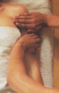 Detail van de massage strijking met vlakke handen op de bovenarm tot aan de schouder voor het ontspannen van de huid