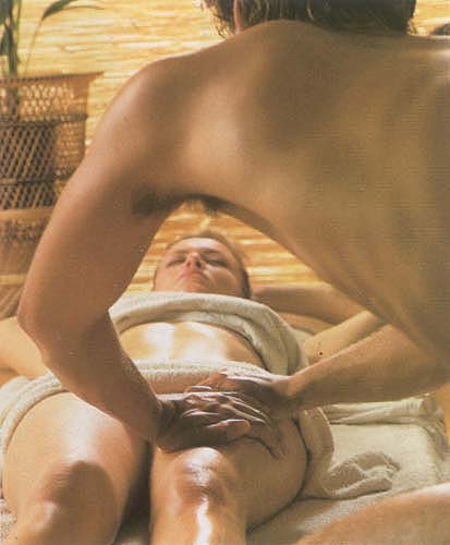 Diepe massage op dijbeenspieren met vlakke aaneengesloten handen, Positie armen masseur voor verdeling kracht.